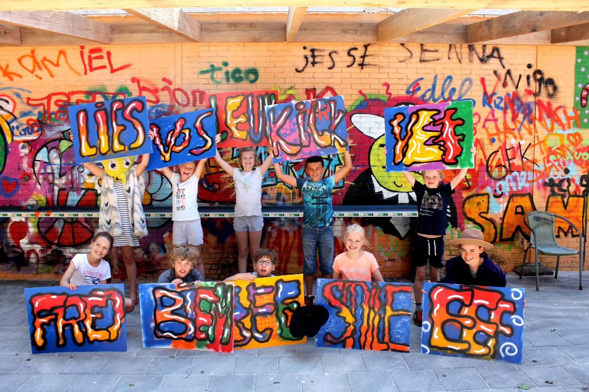 Kinderfeestjes, Creatieve workshops, bedrijfsuitjes, schoolreisjes, schoolreisje, tekenles, schilderles, tekencursus, graffiti spuiten, nerf schieten, bowlen, kinderspeelplaats, indoor, outdoor, attractiepark, speeltuin, pretpark, schildercursus, schilderscursus, voor kinderen, kinderuitje, voor volwassenen, het leukste dagje uit, voor het hele gezin, kinderfeestje, kinderfeestjes, verjaardagsfeestje, het leukste kinderfeestje, kinderpartijtje, Groningen, Veendam, Scheemda, Delfzijl, Haren, Leek, Roden, Drenthe, Friesland, Zuidlaren, Zuidbroek, Noordbroek, Winschoten, Hoogezand, Appingedam, Muntendam, Wildervank, Oude Pekela, Nieuwe Pekela, Slochteren, Coevorden, voor alle leeftijden, 4 jaar, 5 jaar, 6 jaar, 7 jaar, 8 jaar, 9 jaar, 10 jaar, 11 jaar, 12 jaar