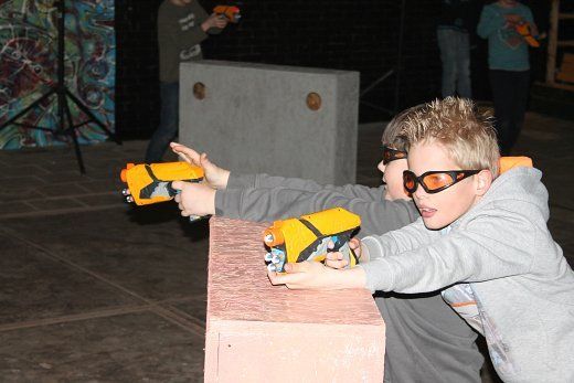 Nerfschieten Nerf battle Kinderfeestje, met pannenkoeken, met patat, met warm eten, kinderfeestjes, verjaardagsfeestje, het leukste kinderfeestje, kinderpartijtje, Groningen, Veendam, Scheemda, Delfzijl, Haren, Leek, Roden, Drenthe, Friesland, Zuidlaren, Zuidbroek, Noordbroek, Winschoten, Hoogezand, Appingedam, Muntendam, Wildervank, Oude Pekela, Nieuwe Pekela, Slochteren, Coevorden, voor alle leeftijden, 4 jaar, 5 jaar, 6 jaar, 7 jaar, 8 jaar, 9 jaar, 10 jaar, 11 jaar, 12 jaar