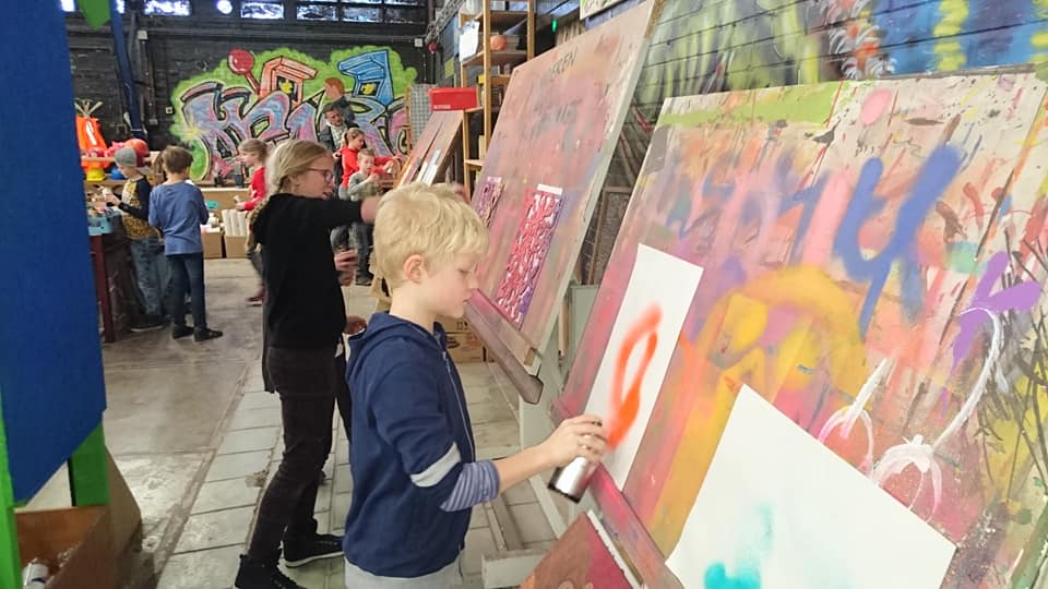 Kinderfeestjes, Creatieve workshops, bedrijfsuitjes, schoolreisjes, schoolreisje, tekenles, schilderles, tekencursus, graffiti spuiten, nerf schieten, bowlen, kinderspeelplaats, indoor, outdoor, attractiepark, speeltuin, pretpark, schildercursus, schilderscursus, voor kinderen, kinderuitje, voor volwassenen, het leukste dagje uit, voor het hele gezin, kinderfeestje, kinderfeestjes, verjaardagsfeestje, het leukste kinderfeestje, kinderpartijtje, Groningen, Veendam, Scheemda, Delfzijl, Haren, Leek, Roden, Drenthe, Friesland, Zuidlaren, Zuidbroek, Noordbroek, Winschoten, Hoogezand, Appingedam, Muntendam, Wildervank, Oude Pekela, Nieuwe Pekela, Slochteren, Coevorden, voor alle leeftijden, 4 jaar, 5 jaar, 6 jaar, 7 jaar, 8 jaar, 9 jaar, 10 jaar, 11 jaar, 12 jaar