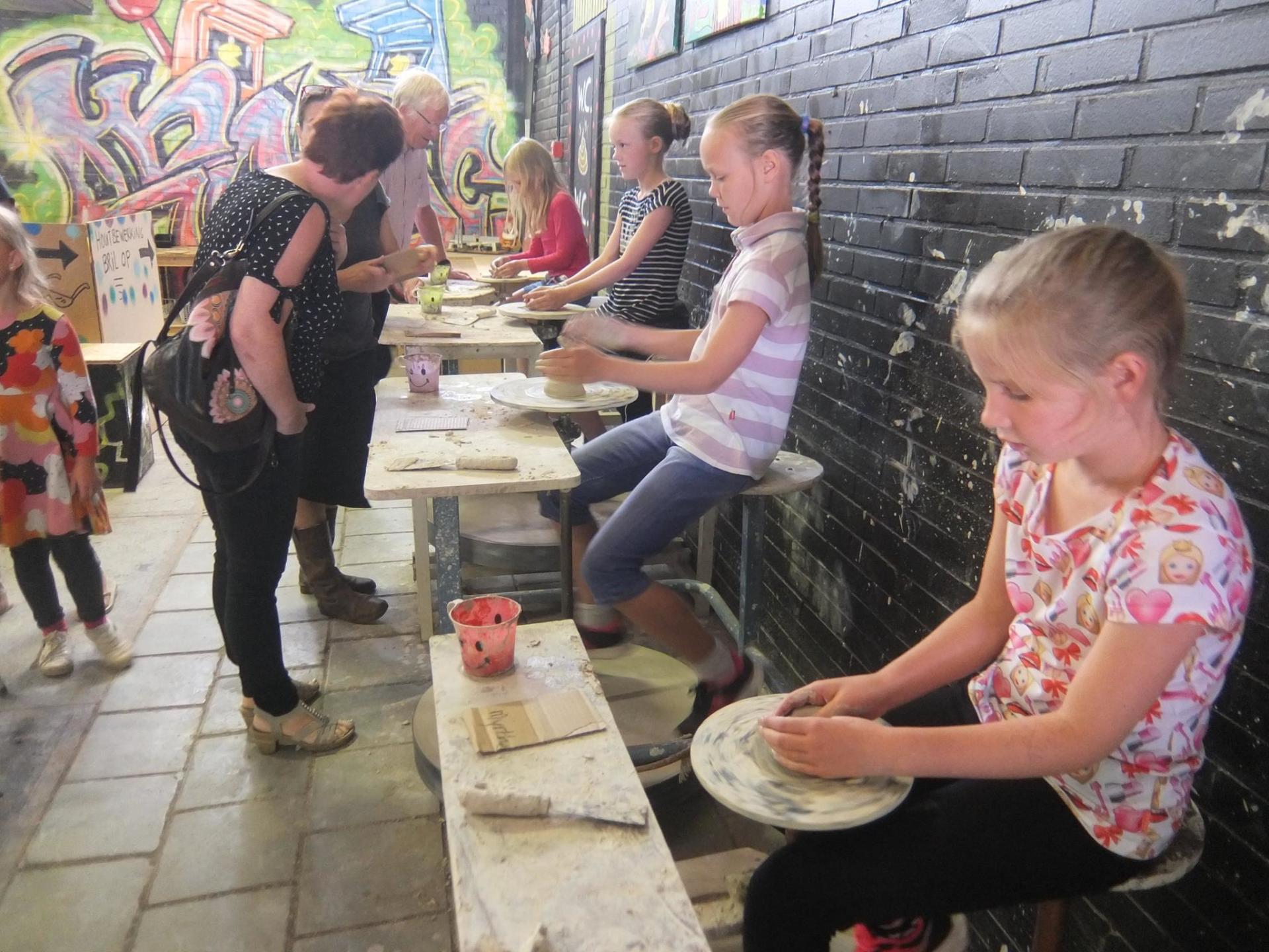 Kinderfeestjes, Creatieve workshops, bedrijfsuitjes, schoolreisjes, schoolreisje, tekenles, schilderles, tekencursus, graffiti spuiten, nerf schieten, bowlen, kinderspeelplaats, indoor, outdoor, attractiepark, speeltuin, pretpark, schildercursus, schilderscursus, voor kinderen, kinderuitje, voor volwassenen, het leukste dagje uit, voor het hele gezin, kinderfeestje, kinderfeestjes, verjaardagsfeestje, het leukste kinderfeestje, kinderpartijtje, Groningen, Veendam, Scheemda, Delfzijl, Haren, Leek, Roden, Drenthe, Friesland, Zuidlaren, Zuidbroek, Noordbroek, Winschoten, Hoogezand, Appingedam, Muntendam, Wildervank, Oude Pekela, Nieuwe Pekela, Slochteren, Coevorden, voor alle leeftijden, 4 jaar, 5 jaar, 6 jaar, 7 jaar, 8 jaar, 9 jaar, 10 jaar, 11 jaar, 12 jaar