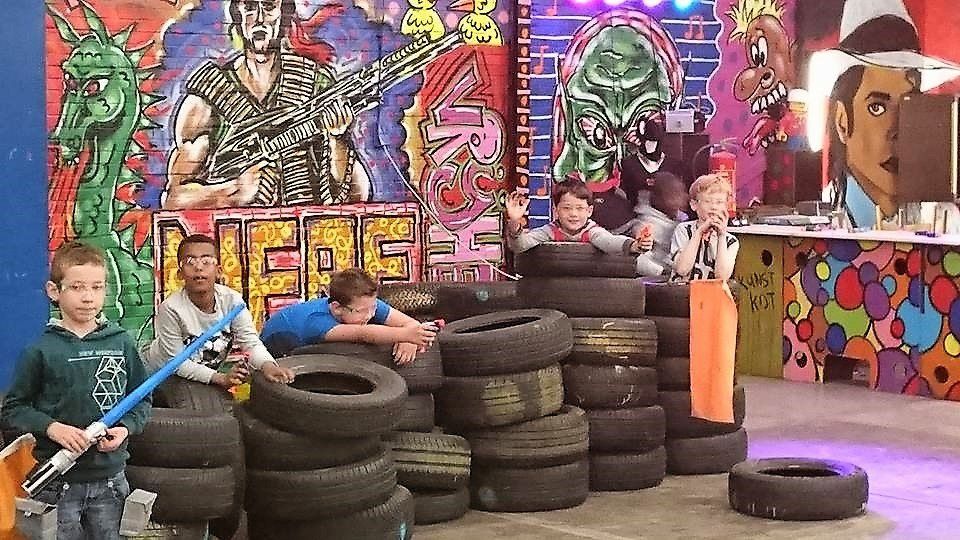 Kinderfeestjes, Creatieve workshops, bedrijfsuitjes, schoolreisjes, schoolreisje, tekenles, schilderles, tekencursus, graffiti spuiten, nerf schieten, bowlen, kinderspeelplaats, indoor, outdoor, attractiepark, speeltuin, pretpark, schildercursus, schilderscursus, voor kinderen, kinderuitje, voor volwassenen, het leukste dagje uit, voor het hele gezin, kinderfeestje, kinderfeestjes, verjaardagsfeestje, het leukste kinderfeestje, kinderpartijtje, Groningen, Veendam, Scheemda, Delfzijl, Haren, Leek, Roden, Drenthe, Friesland, Zuidlaren, Zuidbroek, Noordbroek, Winschoten, Hoogezand, Appingedam, Muntendam, Wildervank, Oude Pekela, Nieuwe Pekela, Slochteren, Coevorden, voor alle leeftijden, 4 jaar, 5 jaar, 6 jaar, 7 jaar, 8 jaar, 9 jaar, 10 jaar, 11 jaar, 12 jaar