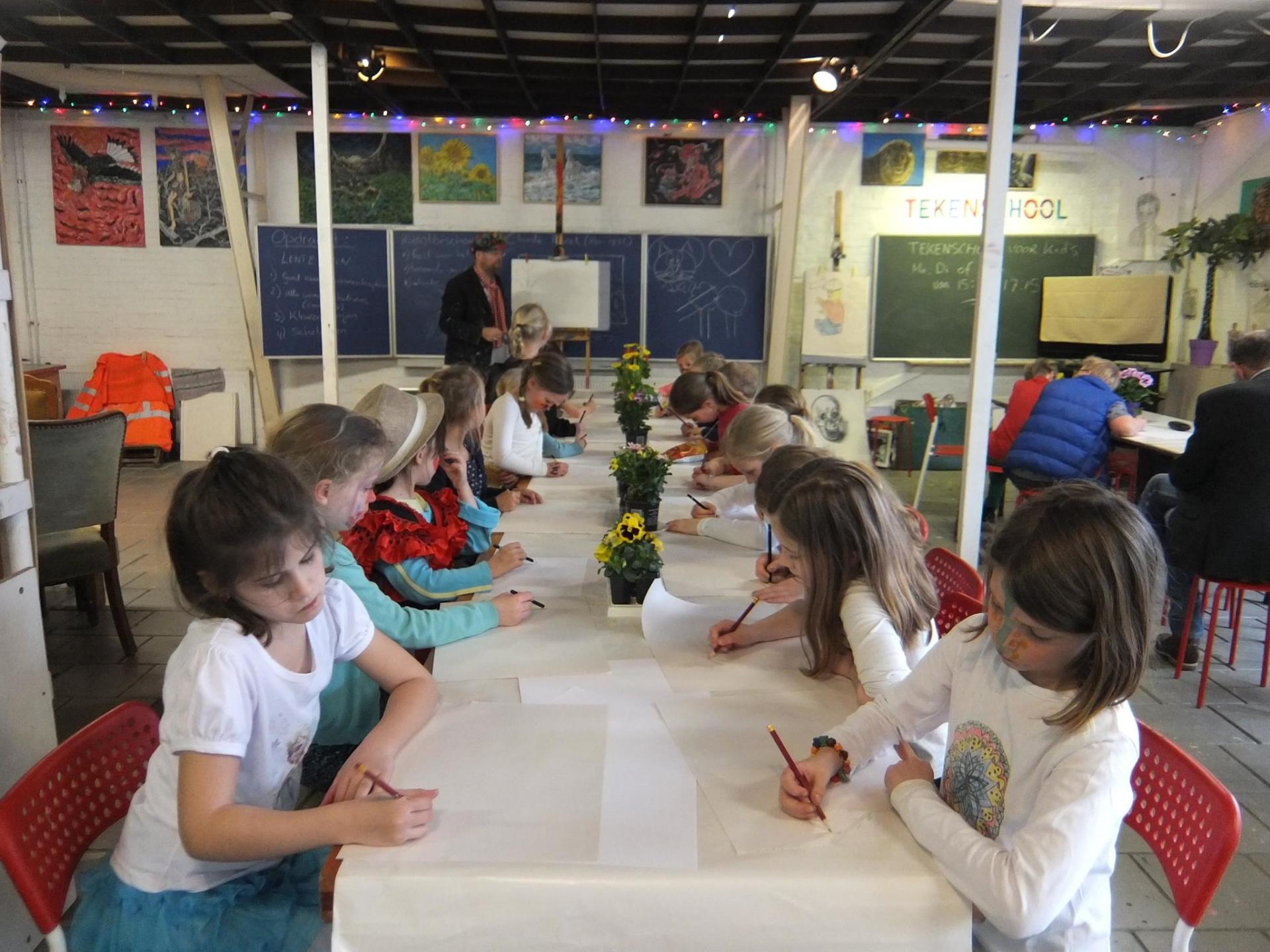Kinderfeestjes, Creatieve workshops, bedrijfsuitjes, schoolreisjes, schoolreisje, tekenles, schilderles, tekencursus, graffiti spuiten, nerf schieten, bowlen, kinderspeelplaats, indoor, outdoor, attractiepark, speeltuin, pretpark, schildercursus, schilderscursus, voor kinderen, kinderuitje, voor volwassenen, het leukste dagje uit, voor het hele gezin, kinderfeestje, kinderfeestjes, verjaardagsfeestje, het leukste kinderfeestje, kinderpartijtje, Groningen, Veendam, Scheemda, Delfzijl, Haren, Leek, Roden, Drenthe, Friesland, Zuidlaren, Zuidbroek, Noordbroek, Winschoten, Hoogezand, Appingedam, Muntendam, Wildervank, Oude Pekela, Nieuwe Pekela, Slochteren, Coevorden, voor alle leeftijden, 4 jaar, 5 jaar, 6 jaar, 7 jaar, 8 jaar, 9 jaar, 10 jaar, 11 jaar, 12 jaar