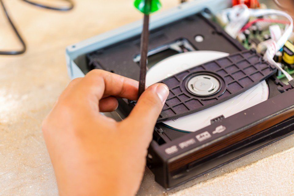 tecnico intento ad aggiustare lettore dvd