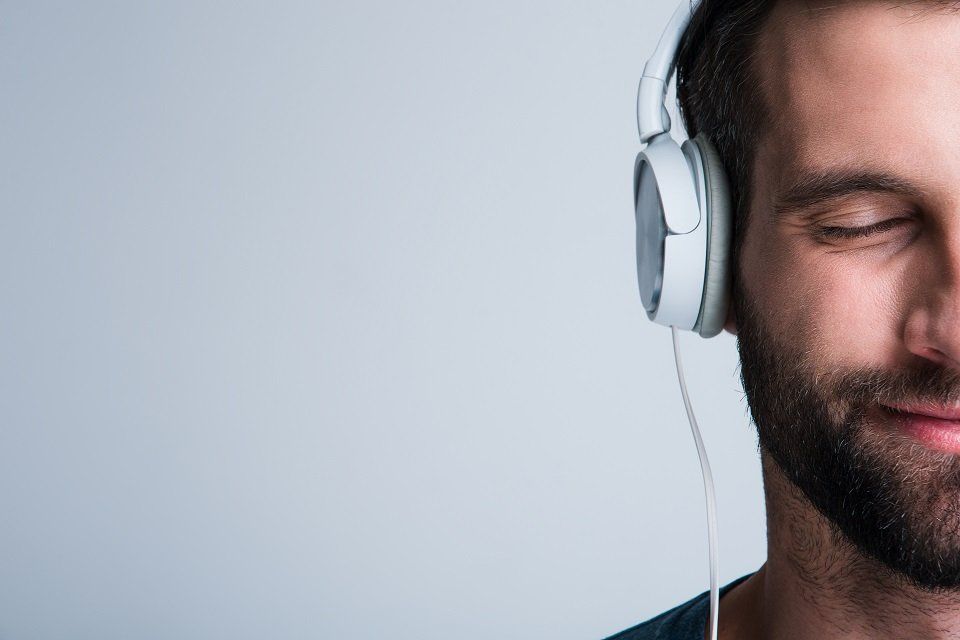 Ragazzo che ascolta la musica