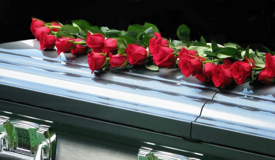bara coperta di rose rosse