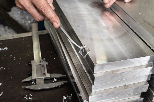 lavorazione di lastre in metallo