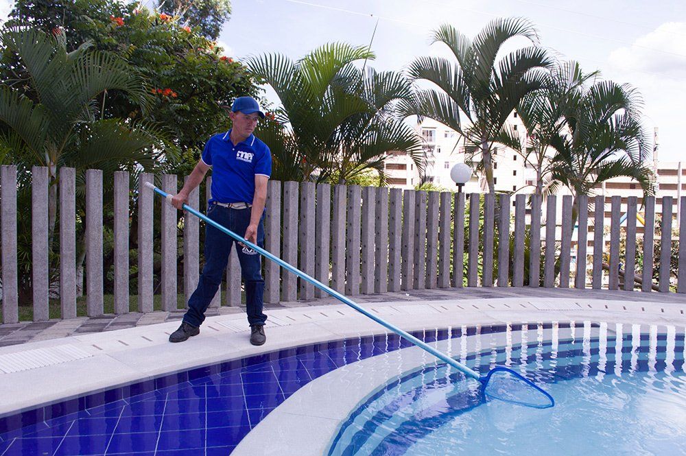 Servicios Integrales Manos Activas S.A.S. persona limpiando piscina