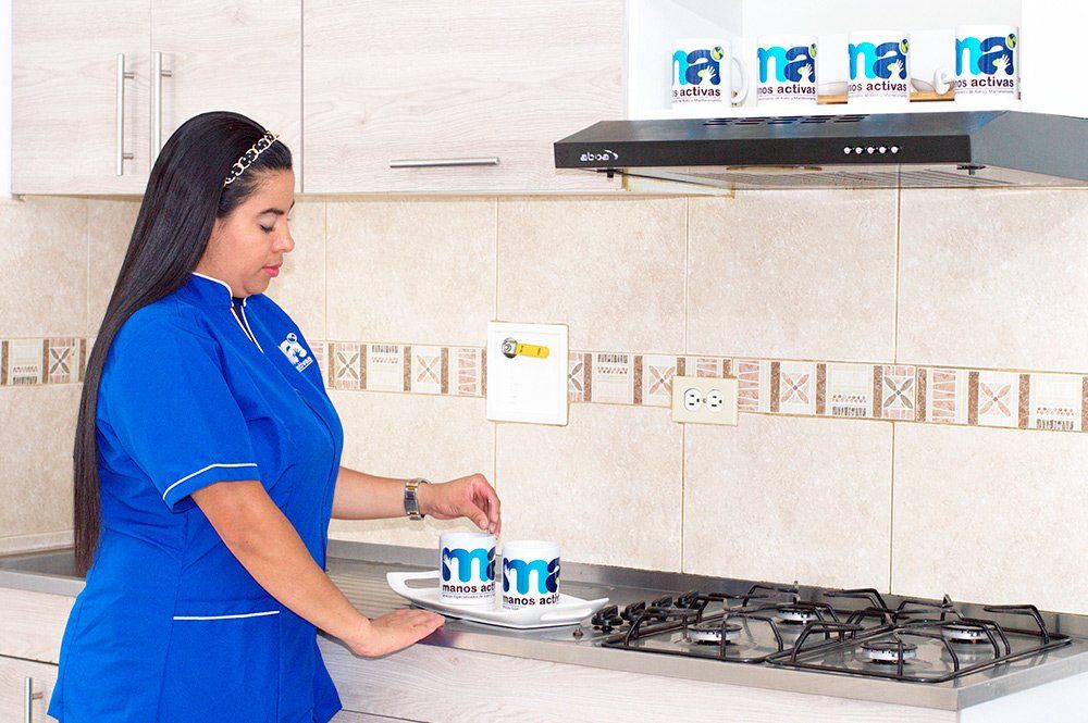 Servicios Integrales Manos Activas S.A.S. colaboradora en la cocina