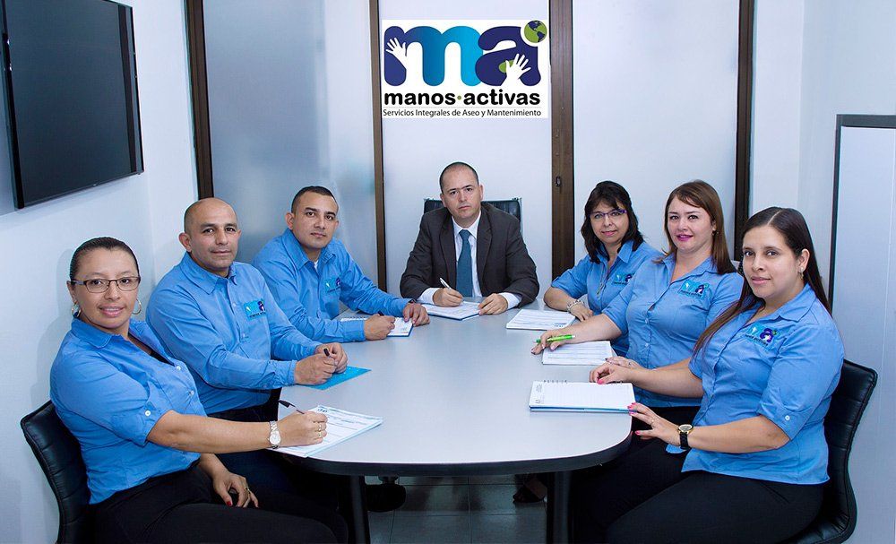 Servicios Integrales Manos Activas S.A.S. personal en sala de juntas