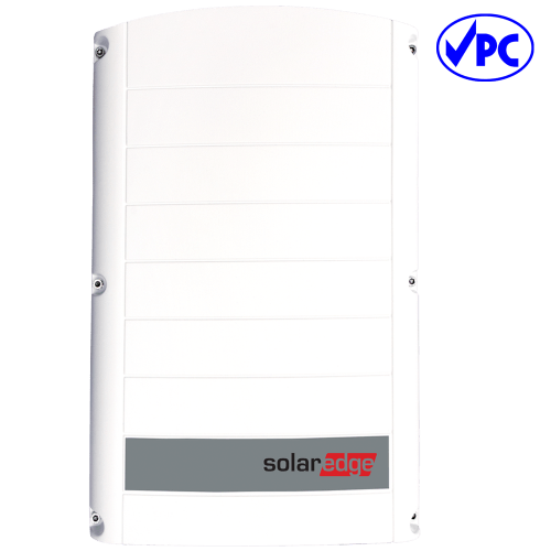 白色 SolarEdge 逆變器，帶有灰色標誌和 VPC 認證標誌。