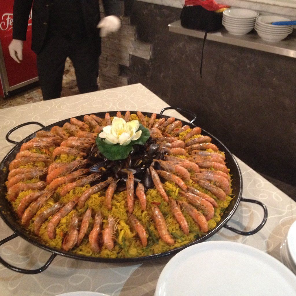 piatto di portata con risotto ai gamberi e cozze