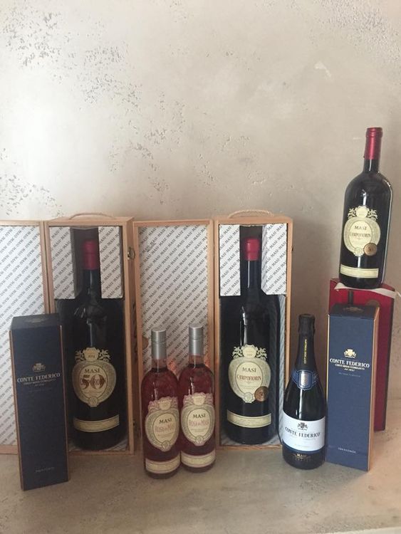 bottiglie di vini rossi e rosé