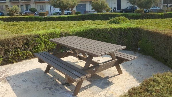 Picnic bench