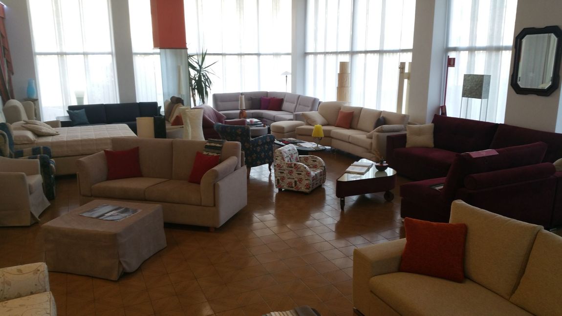 Ampio showroom con divani, letti imbottiti e poltrone