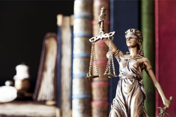 statua che raffigura la giustizia