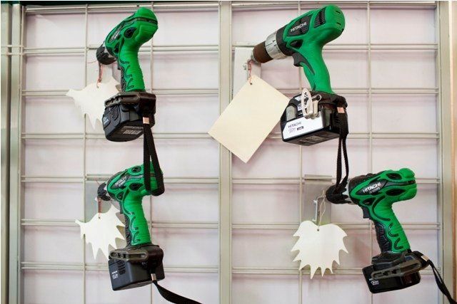 Quattro trapani elettrici ecologici in esposizione con tanto di cartellino del prezzo.