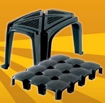 Supporti di fondazione in plastica nera per capannoni o strutture, con griglia di supporti visibile.