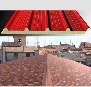 Pannello del tetto in lamiera ondulata rossa, sopra una vista dei tetti di tegole rosse di una città.