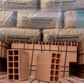 Pallet di mattoni e sacchi di cemento, a marchio