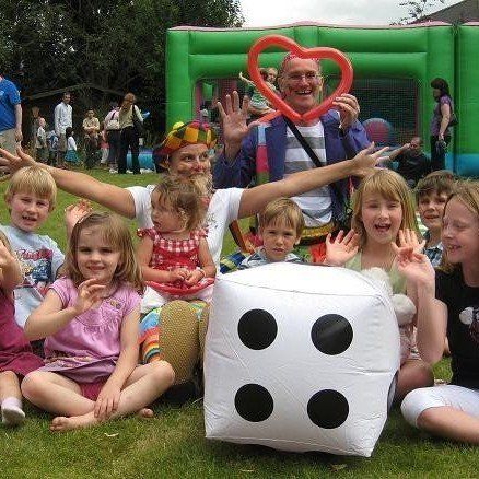 Childrens Outdoor Magic Kids Entertainer , Balloon twister for outdoor events