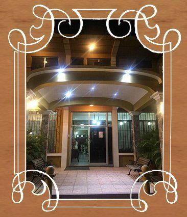 Marco decorativo ornamentado alrededor de la entrada iluminada del edificio por la noche