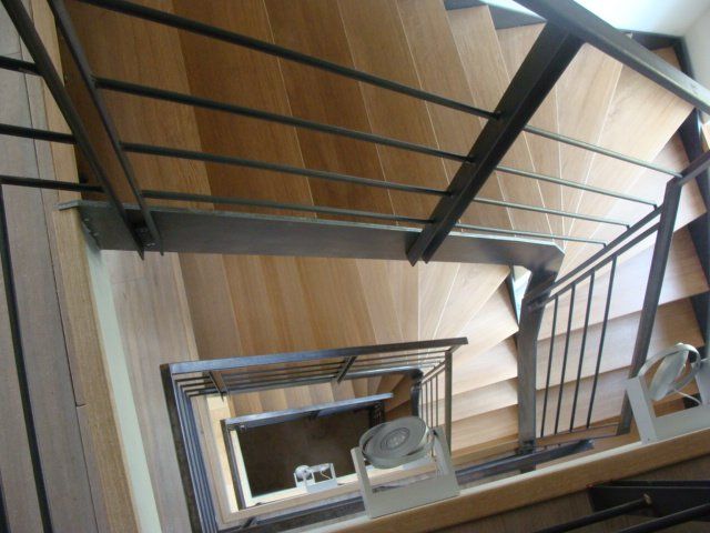 Cage d'escalier métallique et marches en bois massif