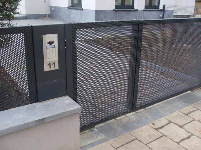 Portail d'entrée automatisé métallique