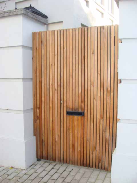 Porte d'entrée métallique avec bardage en bois