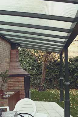 Verrière sur colonnes avec structure métallique