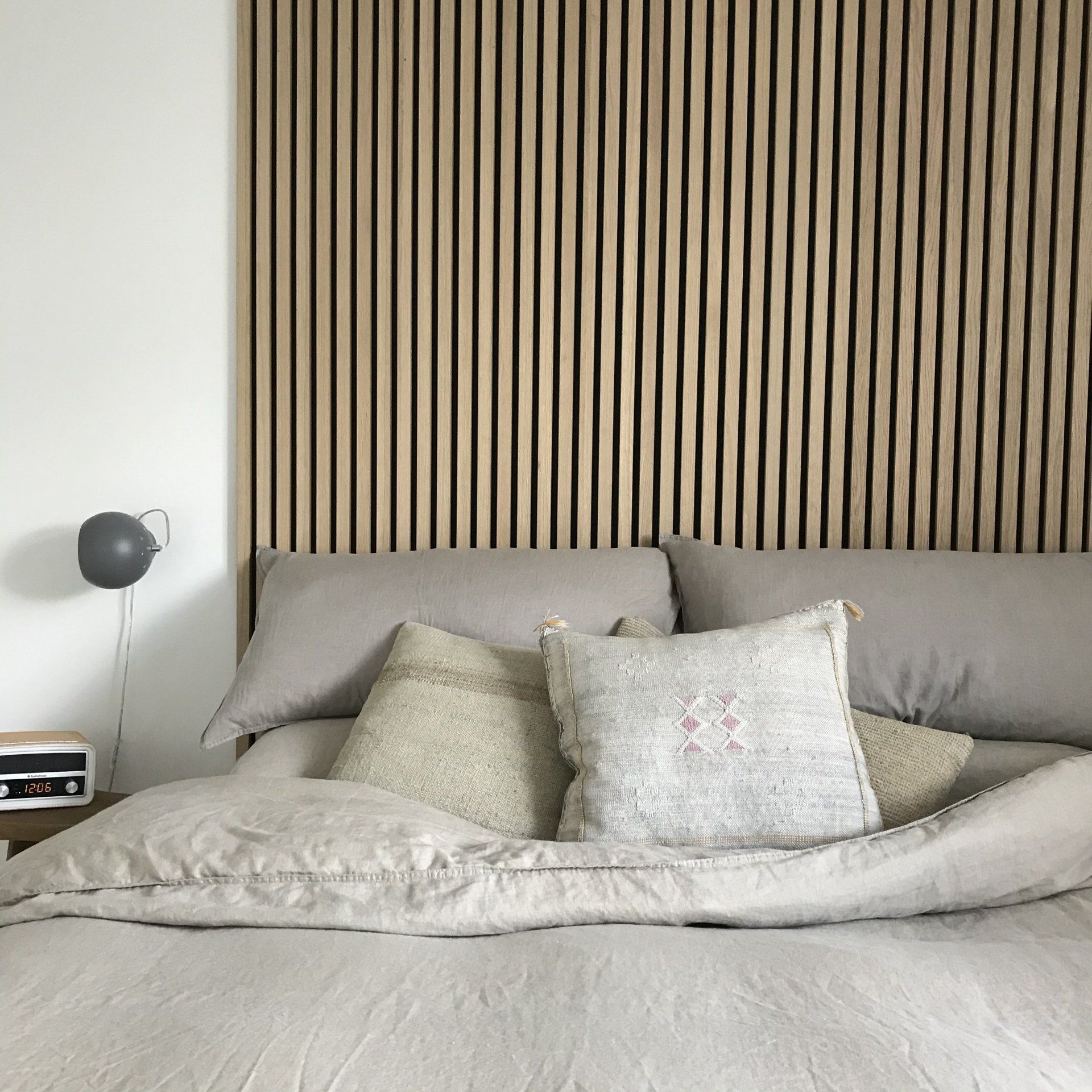 houten latten wandbekleding slaapkamer, hoofdbord