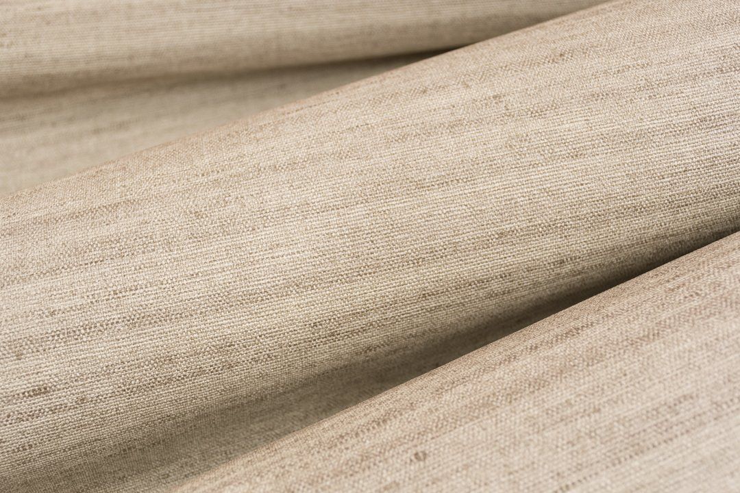Detailopname van beige geweven behang met en gestructureerd linnenlook.