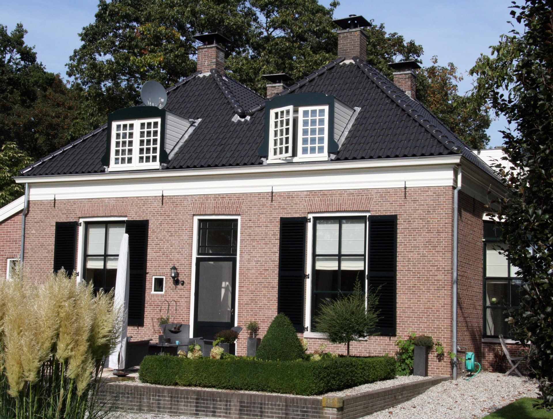 Landhuis gerenoveerd, voegen verwijderd, metselwerk gereinigd, opnieuw ingevoegd.