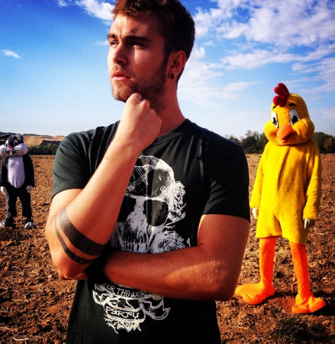 LA LISTA TONTA ALEX YOUNG VIDEOCLIP DILEMA COMEDY CENTRAL