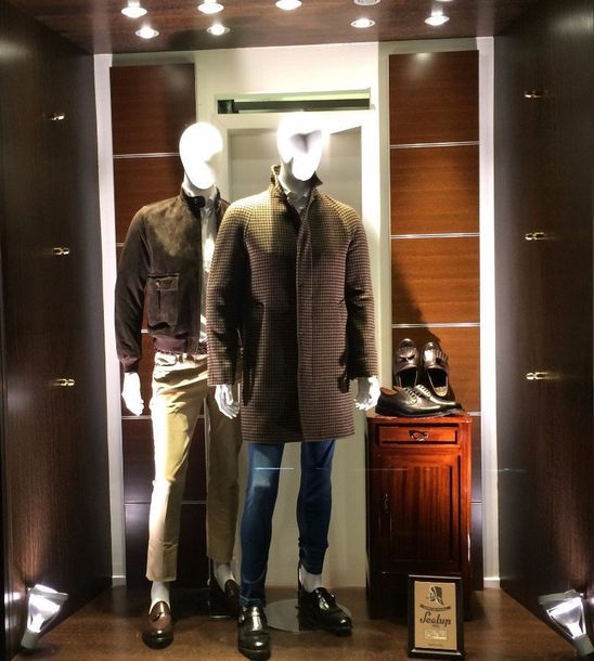 un abito da uomo grigio ed un altro azzurro