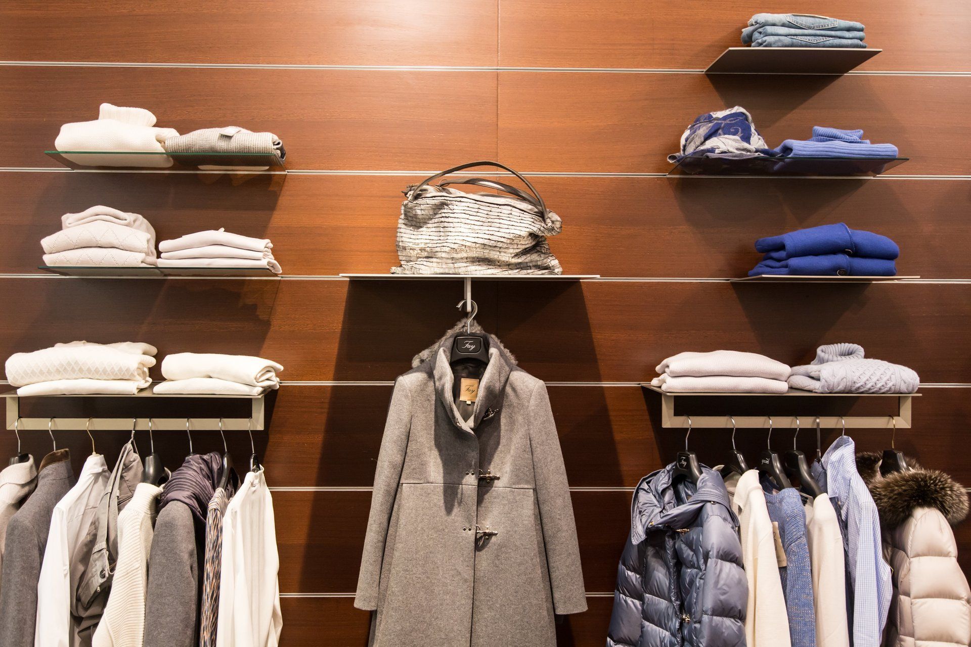 angolo donna in un negozio di abbigliamento