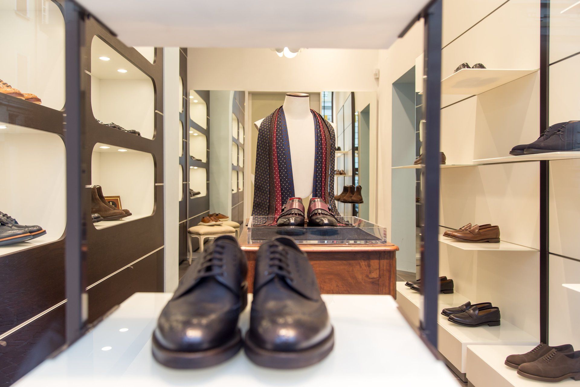 parete espositiva con borse da donna e scarpe