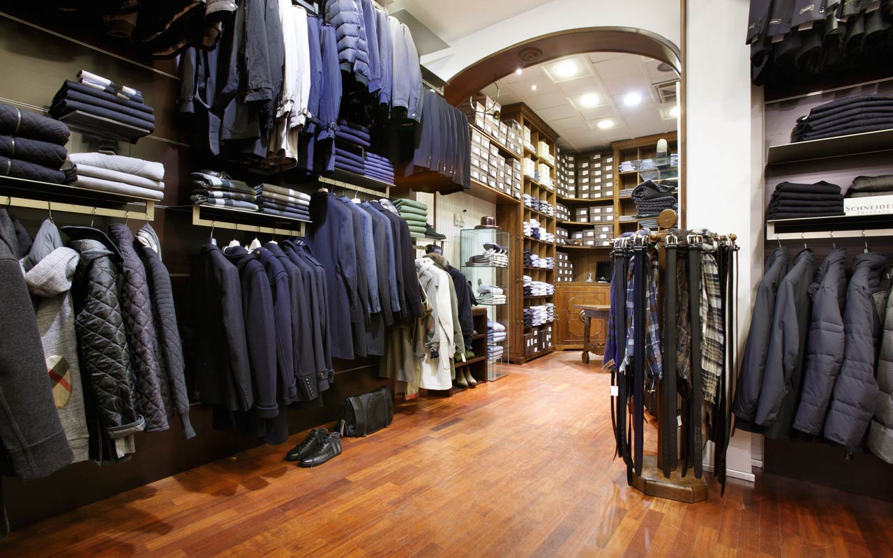 angolo uomo in un negozio di abbigliamento