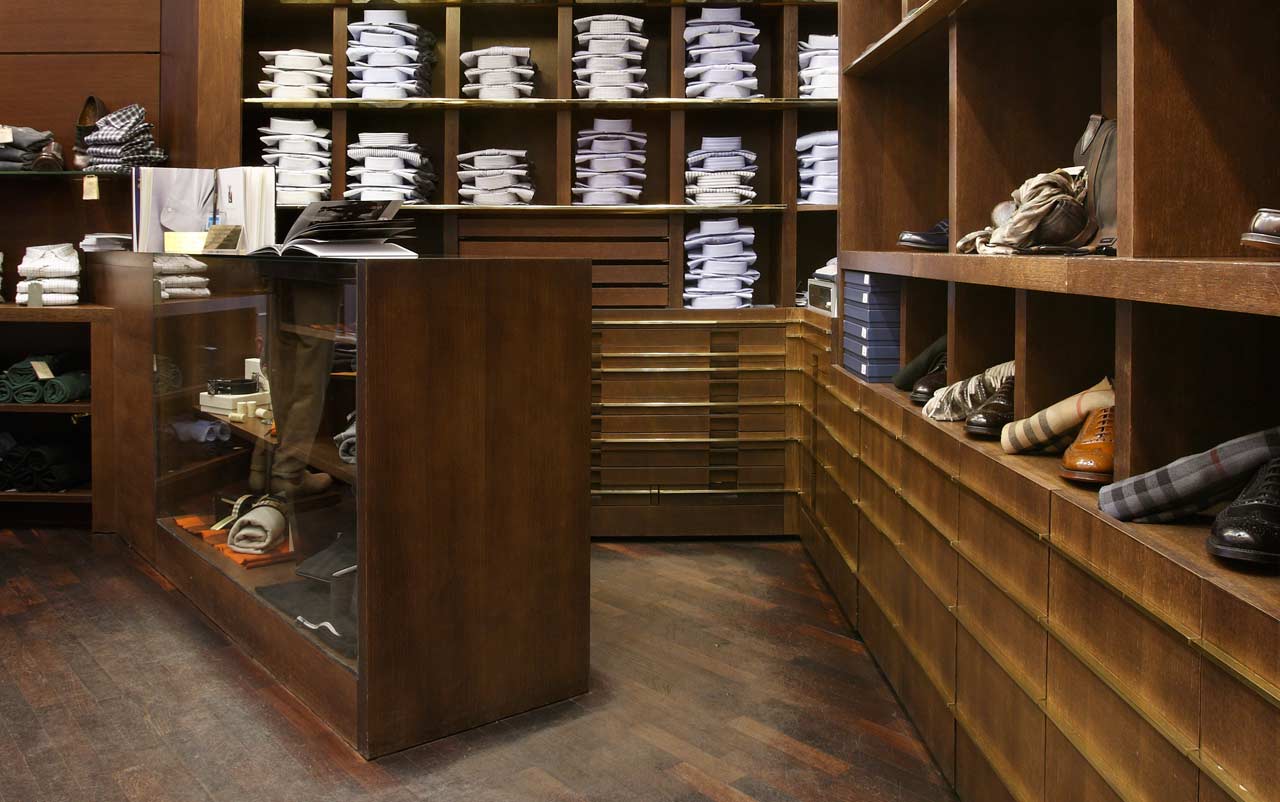 mobili espositivi con camicie e sciarpe