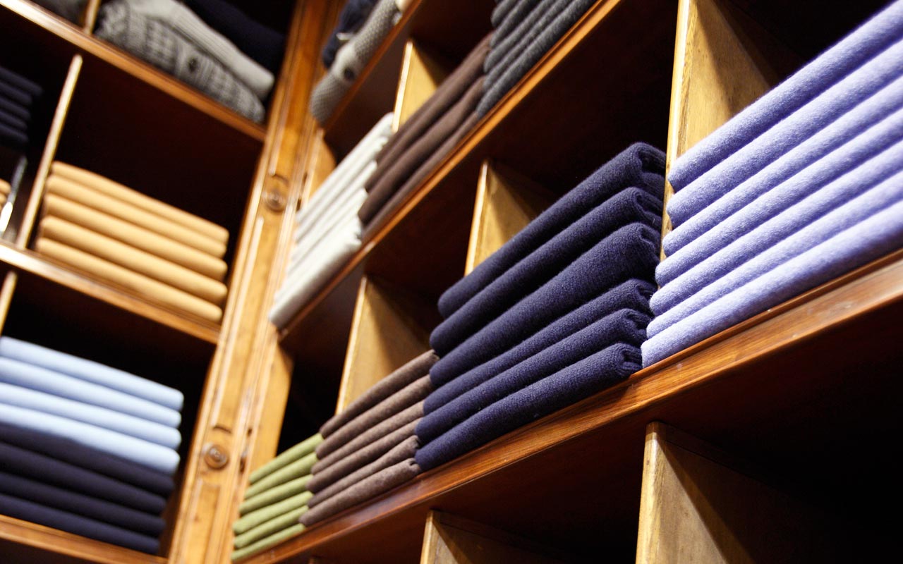 maglie piegate e ordinate in un negozio