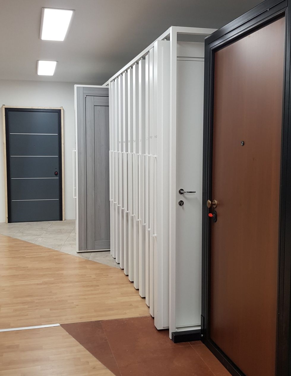 Esposizione porte, porte a battente, porte scorrevoli, porte a vetro, porte moderne, portoncini.