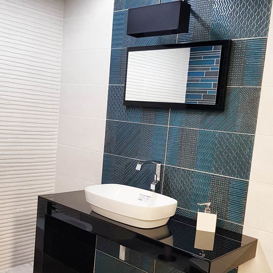 Bagno con superfici materiche in gres porcellanato di Naxos e arredobagno di design