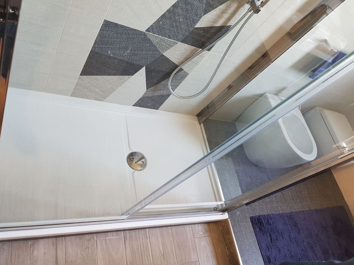 Realizzazione bagno con doccia rivestimento ceramica sant'agostino