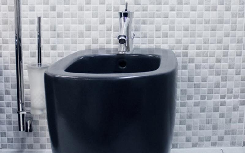 dettaglio sanitari bagno flaminia mono colorati dallo showroom edilappia