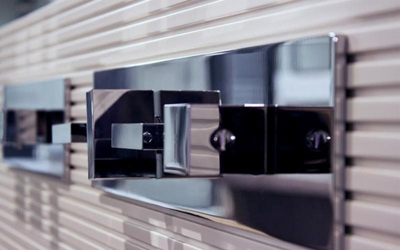 rubinetto bagno a parete rettangolo di gessi in showroom edilappia