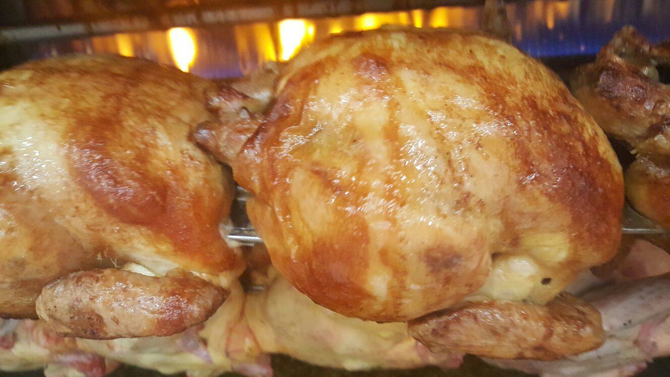 Pollos asados al asador de la gastronomía