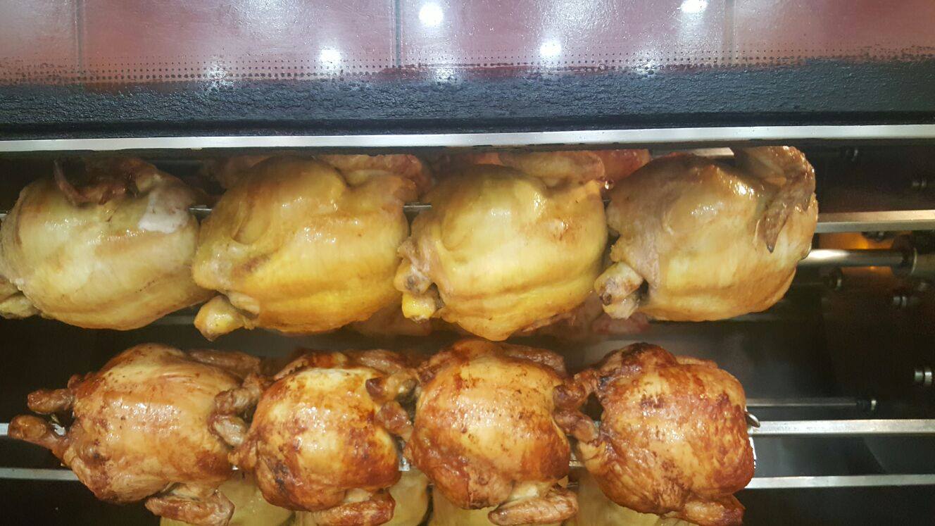 cocinar pollos en un asador