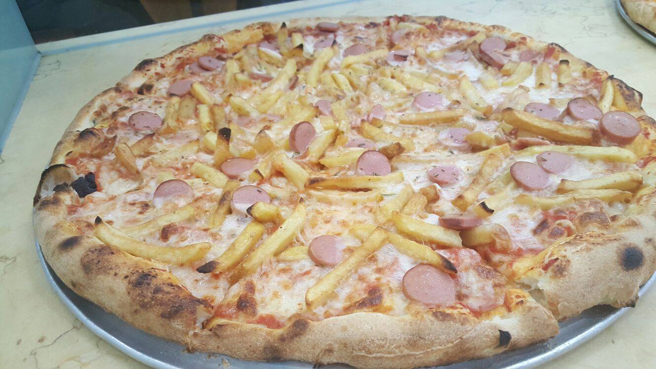 Pizza con salchichas y patatas fritas