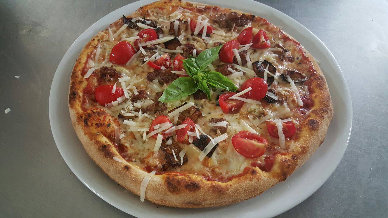 pizza con tomates cherry frescos