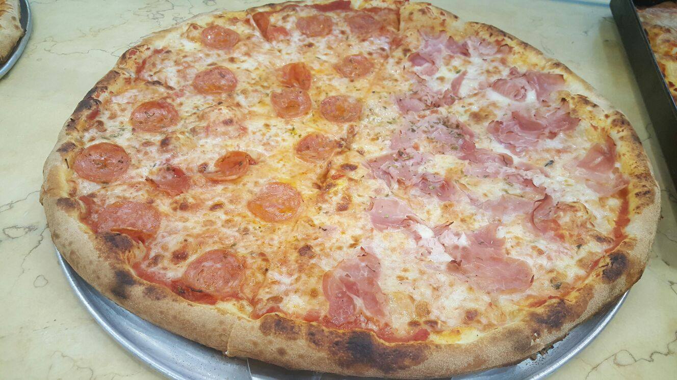 Pizza de doble sabor con fiambres