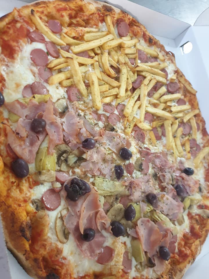 Pizza de doble sabor con salami y papas fritas